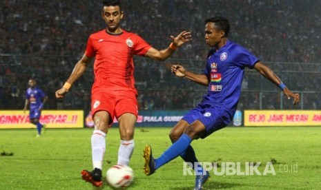 Pesepak bola Persija Jakarta, Otavio Dutra (kiri). Otavio Dutra mengaku siap untuk menjawab tantangan dari jajaran pelatih Persija.