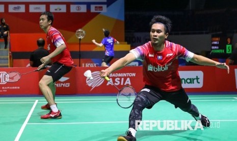 Pebulu tangkis ganda putra Indonesia Mohammad Ahsan (kanan) dan rekannya Hendra Setiawan.