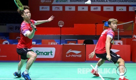 Pebulu tangkis ganda putra Indonesia Kevin Sanjaya Sukamuljo (kiri) dan rekannya Marcus Fernaldi Gideon mengembalikan kok ke arah lawannya. 