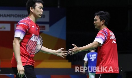 Pebulu tangkis ganda putra Indonesia Mohammad Ahsan (kanan) dan rekannya Hendra Setiawan