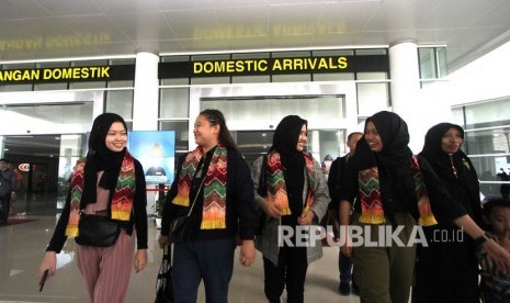 Wali Kota Tarakan: Warga Jangan Heboh pada WNI Dikarantina. Warga Negara Indonesia (WNI) yang telah menjalani masa karantina selama 14 hari di Natuna, Kepulauan Riau tiba di terminal Bandara Internasional Syamsudin Noor, Banjarbaru, Kalimantan Selatan, Ahad (16/2/2020). Foto ilustrasi.