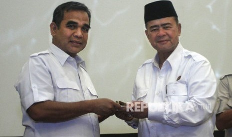 Sekretaris jenderal Dewan Pimpinan Pusat (DPP) Partai Gerindra Ahmad Muzani (kiri) memberikan nasi tumpeng kepada Ketua Dewan Penasehat Dewan Pimpinan Daerah (DPD) Sumatera Barat, Nasrul Abit (kanan) saat rapat koordinasi daerah di Padang, Sumatera Barat, belum lama ini. (Antara/Muhammad Arif Pribadi)