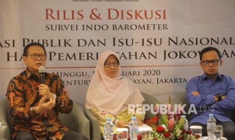 Politisi PDI Perjuangan Rokhmin Dahuri (kiri) memberi paparan didampingi, politisi Partai Keadilan Sejahtera (PKS) Lidya Hanifa (tengah) dan politisi Partai Amanat Nasional (PAN) Bima Arya Sugiarto (kanan) dalam rilis survei kinerja evaluasi 100 hari pemerintahan Jokowi-Amin di Jakarta, Ahad (16/02/2020).