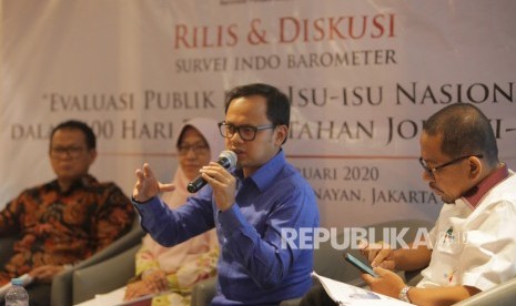 Politisi Partai Amanat Nasional (PAN) Bima Arya Sugiarto (kedua kanan) memberi paparan bersama politisi PDI Perjuangan Rokhmin Dahuri (kiri), politisi Partai Keadilan Sejahtera (PKS) Lidya Hanifa (kedua kiri) dan DirekturIndo Barometer M. Qodari (kanan) dalam rilis survei kinerja evaluasi 100 hari pemerintahan Jokowi-Amin di Jakarta, Ahad (16/2/2020).