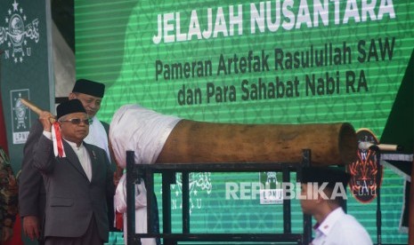 Wakil Presiden Maruf Amin (kanan) didampingi Gubernur Banten Wahidin Halim (kiri) memukul beduk saat membuka Festival Jelajah Nusantara (FJN) Di Museum Situs Kepurbakalaan Kesultanan Banten, di Serang, Ahad (16/2/2020).