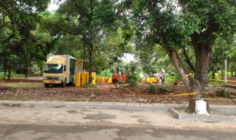 Petugas gabungan dari Badan Pengawas Tenaga Nuklir (Bapeten) dan Badan Tenaga Nuklir Nasional (Batan) melanjutkan proses pembersihan material tanah yang terkontaminasi limbah radioaktif di Perumahan Batan Indah, Setu, Tangerang Selatan (Tangsel), Ahad (16/2)