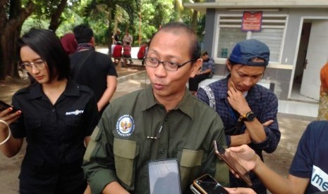 Petugas gabungan dari Badan Pengawas Tenaga Nuklir (Bapeten) dan Badan Tenaga Nuklir Nasional (Batan) melanjutkan proses pembersihan material tanah yang terkontaminasi limbah radioaktif di Perumahan Batan Indah, Setu, Tangerang Selatan (Tangsel), Ahad (16/2)