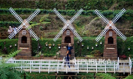 Wisatawan berswafoto di salah satu wahana spot foto di sekitar wisata Kebun Teh Pagilaran, Kabupaten Batang, Jawa Tengah, Ahad (16/2/2020).