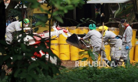 Tim Badan Tenaga Nuklir Nasional (BATAN) bersama Badan Pengawas Tenaga Nuklir (Bapeten) melakukan Dekontaminasi terhadap temuan paparan tinggi radioaktif di Perumahan Batan Indah, Serpong, Tangerang Selatan, Banten, Ahad (15/2/2020).