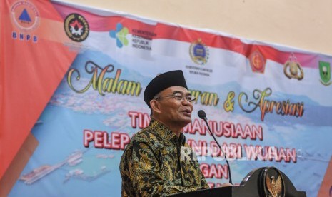 Menteri PMK Muhadjir Effendy memberikan kata sambutan pada Malam Syukuran dan Apresiasi Tim Kemanusiaan Pelepasan WNI dari Wuhan dengan Masyarakat Natuna di Gedung Sri Serindid, Ranai, Natuna, Kepulauan Riau, Sabtu (15/2/2020).