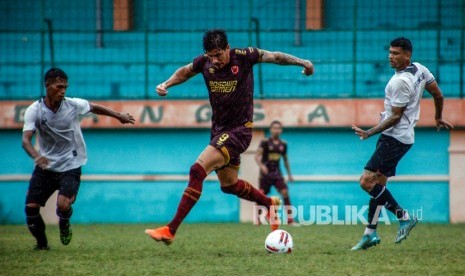 Pesepak bola PSM Makassar Giancarlo Rodrigues (tengah) menguasai bola dikawal ketat dua pesepak bola Tira Persikabo dalam laga persahabatan di Stadion Mini Cibinong, Bogor, Jawa Barat, Ahad (16/2/2020). 