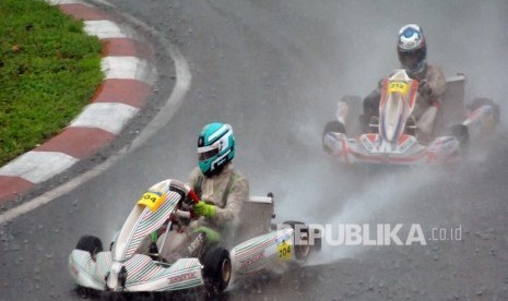 Dua pembalap gokart beradu cepat di lintasan basah pada kelas Formula 125 saat Asian Karting Championships 2020 putaran pertama di Sentul Internasional Karting Sirkuit, Kabupaten Bogor, Jawa Barat, Ahad (16/2). 