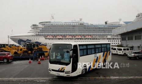 Sebuah bus meninggalkan kapal pesiar Diamond Princess yang dikarantina di pelabuhan Ahad (16/2), di Yokohama, dekat Tokyo.