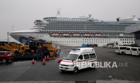 Ambulans meninggalkan pelabuhan tempat kapal pesiar Diamond Princess yang dikarantina berlabuh pada hari Ahad, (16/2), di Yokohama, dekat Tokyo. 