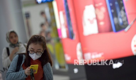 Warga mengoperasikan ponsel di Stasiun MRT Bundaran Hotel Indonesia (HI), Jakarta, Senin (17/2/2020). PT Moda Raya Terpadu (MRT) mulai bulan depan akan memulai pembangunan MRT fase 2A yang akan dimulai dengan paket CP 201 dari Bundaran Hotel Indonesia (HI) hingga Harmoni.