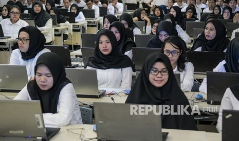 Peserta mengikuti Seleksi Kompetensi Dasar (SKD) berbasis Computer Assisted Test (CAT) untuk Calon Pegawai Negeri Sipil (CPNS) di kantor Wali Kota Jakarta Selatan, Jakarta, Senin (17/2/2020)