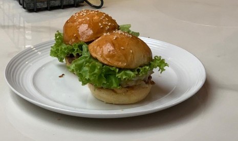 Burger. Makanan cepat saji di restoran terkenal di Amerika Serikat terpantau mengandung phthalates, bahan kimia berbahaya yang dapat mengganggu kesehatan reproduksi. 