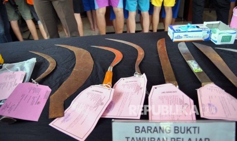 Sejumlah tersangka bersama barang bukti senjata tajam 