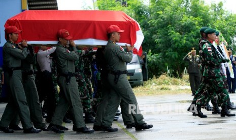 Prajurit TNI membawa peti jenazah korban kecelakaan Heli MI-17 saat upacara pelepasan di Hanggar Base Ops Lanud Silas Papare Sentani, Jayapura, Papua, Senin (17/2/2020).