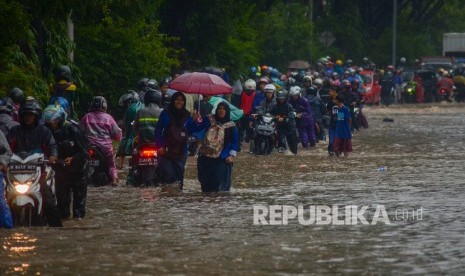 Gedebage Banjir, Antrean Kendaraan Mengular. Sejumlah pengendara mendorong motornya yang mogok saat menerjang genangan air di Jalan Soekarno-Hatta, Gedebage, Bandung, Jawa Barat, Senin (17/2/2020).