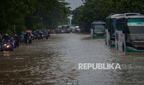 Kendaraan tertahan akibat genangan air di Jalan Soekarno-Hatta, Gedebage, Bandung, Jawa Barat, Senin (17/2/2020). 