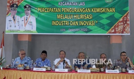 Sekretaris Daerah Kabupaten Muba Drs H Apriyadi MSi saat membuka Musyawarah Rencana Pembangunan (Musrenbang) Rencana Kerja Pembangunan Daerah (RKPD) Kecamatan Lais tahun 2021 di Aula Kantor Kecamatan Lais, Senin (17/2).