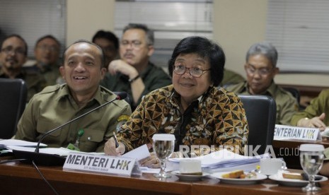 Menteri Lingkungan Hidup dan Kehutanan (LHK) Siti Nurbaya (kanan) 