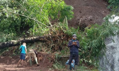 Bencana tanah longsor terjadi di Desa Sukamaju, Kecamatan Talegong, Kabupaten Garut, Senin (17/2).