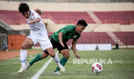 Pesepak bola Persib Bandung Zalnando (kiri) berebut bola dengan pesepak bola PS Sleman Jefri Kurniawan, pada laga persahabatan di Stadion Sultan Agung, Bantul, DI Yogyakarta, Senin (17/2/2020). 