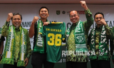 CEO Persebaya Azrul Ananda (kedua kiri)