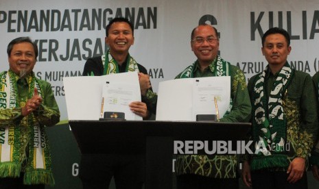 Presiden Persebaya Azrul Ananda (kedua kiri) dan Rektor Universitas Muhammadiyah Surabaya Sukadiono (kedua kanan) menunjukkan dokumen kerja sama usai ditandatangani di Universitas Muhammadiyah Surabaya, Jawa Timur, Senin (17/2/2020).