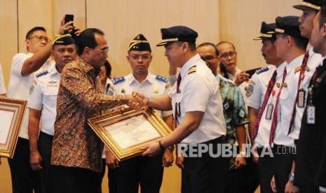 Menteri Perhubungan Budi Karya Sumadi (kiri) memberikan penghargaan Adikarya Dirgantara Adhirajasa kepada awak kabin Batik Air di Kementerian Perhubungan, Jakarta, Senin (17/2/2020).