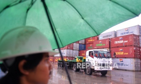 Sebuah truk melintas di area peti kemas di Terminal 3 Pelabuhan Tanjung Priok, Jakarta, Senin (17/2/2020). 