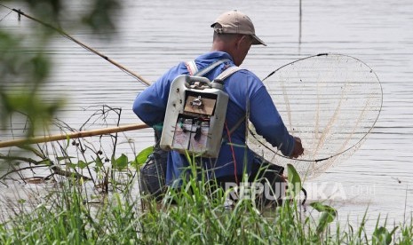 Warga mencari ikan menggunakan alat setrum di sungai Brantas, ilustrasi