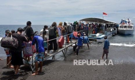 Warga dan wisatawan antre naik ke kapal cepat yang akan menuju pulau Nusa Penida menjelang Hari Raya Galungan di Pelabuhan Tribuana, Klungkung, Bali, Selasa (18/2/2020).