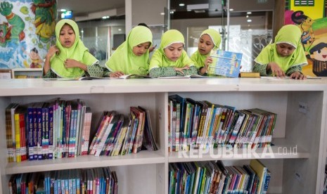 Pelajar membaca buku di Perpustakaan Nasional, Jakarta, Selasa (18/2/2020). 