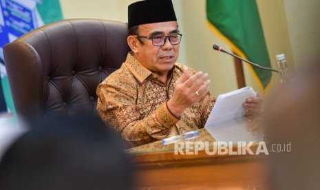 Menteri Agama Fachrul Razi memberi keterangan pers di Kantor Kementerian Agama, Jakarta, Selasa (18/2/2020). 