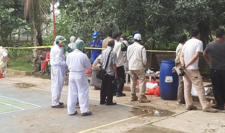 Petugas teknis dari Badan Teknologi Nuklir Nasional (Batan) sedang melakukan pembersihan tanah yang terkontaminasi radioaktif di Perumahan Batan Indah, Serponh, Tangerang Selatan, Selasa (18/2). 