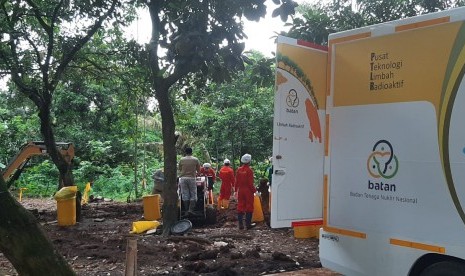 Petugas teknis dari Badan Teknologi Nuklir Nasional (Batan) sedang melakukan pembersihan tanah yang terkontaminasi radioaktif di Perumahan Batan Indah, Serponh, Tangerang Selatan, Selasa (18/2). 