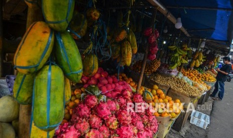 DIsperindag Jabar berencana merevitaliasi 16 pasar di Jawa Barat pada 2020 ini. Foto pedagang menunggu calon pembeli di lapaknya Pasar Wetan, Kota Tasikmalaya, Jawa Barat, (ilustrasi).