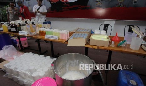 Polisi menunjukkan barang bukti kasus kosmetik ilegal yang menggunakan bahan berbahaya saat rilis di Ditresnakotika, Polda Metro Jaya, Jakarta, Selasa (18/2/2020).