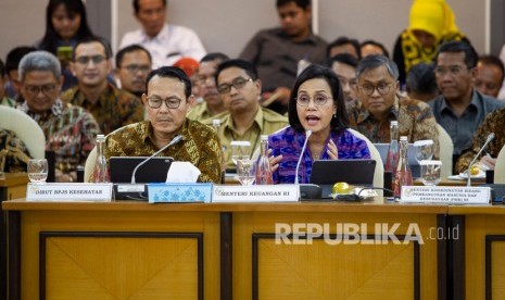 Menteri Keuangan Sri Mulyani Indrawati (kanan) bersama Dirut BPJS Kesehatan Fahmi Idris (kiri) mengikuti Rapat Kerja Gabungan (Rakergab) di Kompleks Parlemen, Senayan, Jakarta, Selasa (18/2/2020).