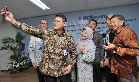 Presiden Direktur BCA Syariah John Kosasih (kedua kiri) berswafoto bersama jajaran Direksi Houda Muljanti (kedua kanan), Pranata Nazamuddin (ketiga kanan), Rickyadi Widjaja (kiri), Presiden Komisaris Tantri Indrawaty (ketiga kiri) dan Komisaris Joni Handriyanto usai Paparan Kinerja BCA Syariah tahun 2019, di Jakarta, Selasa (18/2/2020).