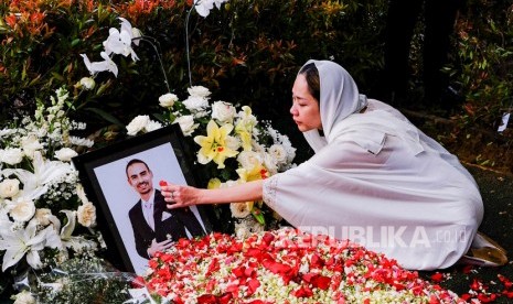 Istri almarhum Ashraf Daniel Mohammed Sinclair, Bunga Citra Lestari memberikan penghormatan terakhir kepada suaminya saat pemakaman, di San Diego Hills Memorial Park, Karawang, Jawa Barat, Selasa (18/2/2020)