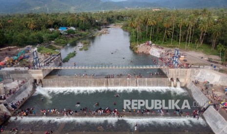 Foto udara, sejumlah warga menikmati wisata air di Cek Dam Koto Tuo, Padang, Sumatera Barat, Selasa (18/2). Asosiasi Perusahaan Perjalanan Wisata (Asita) menyatakan akan mendukung semua langkah pemerintah di sektor pariwisata dalam menyikapi wabah virus corona baru (Covid-19) yang telah masuk ke Indonesia. 