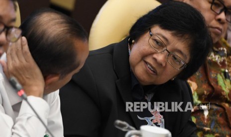 Menteri Lingkungan Hidup dan Kehutanan (LHK) Siti Nurbaya (kanan) menyatakan walaupun pandemi Covid-19 melanda namun tim satgas tetap bekerja keras mengantisipasi ancaman kebakaran hutan dan lahan (karhutla) di Indonesia.