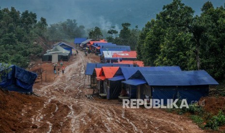 Komplek hunian sementara korban bencana tengah dibangun dengan biaya para donatur serta dana swadaya masyarakat di Kampung Cigobang, Lebak, Banten, Rabu (19/2/2020).