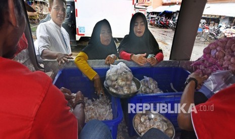 Sejumlah warga membeli bawang putih saat Operasi Pasar di Pasar Induk Rau di Serang, Banten, Rabu (19/2/2020). 