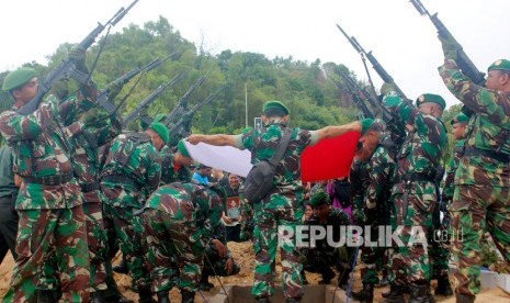 TNI Nilai Pernyataan Sebby Sambom Pembohongan Publik. Foto: Prajurit TNI saat menembak salvo sebagai penghormatan militer pada upacara pemakaman Sertu Anumerta, Ikrar Setya Nainggolan di Taman Makam Pahlawan (TMP) Tri Jaya Sakti, Kota Sorong, Papua Barat, Rabu (19/2/2020). 