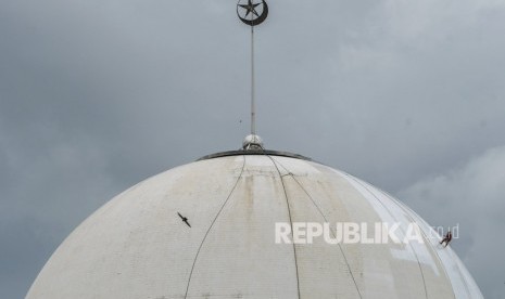 Sejumlah Masjid Ikuti Imbauan DMI Terkait Antisipasi Corona. Foto: Pekerja merenovasi kubah Masjid Istiqlal Jakarta, Rabu (19/2/2020).